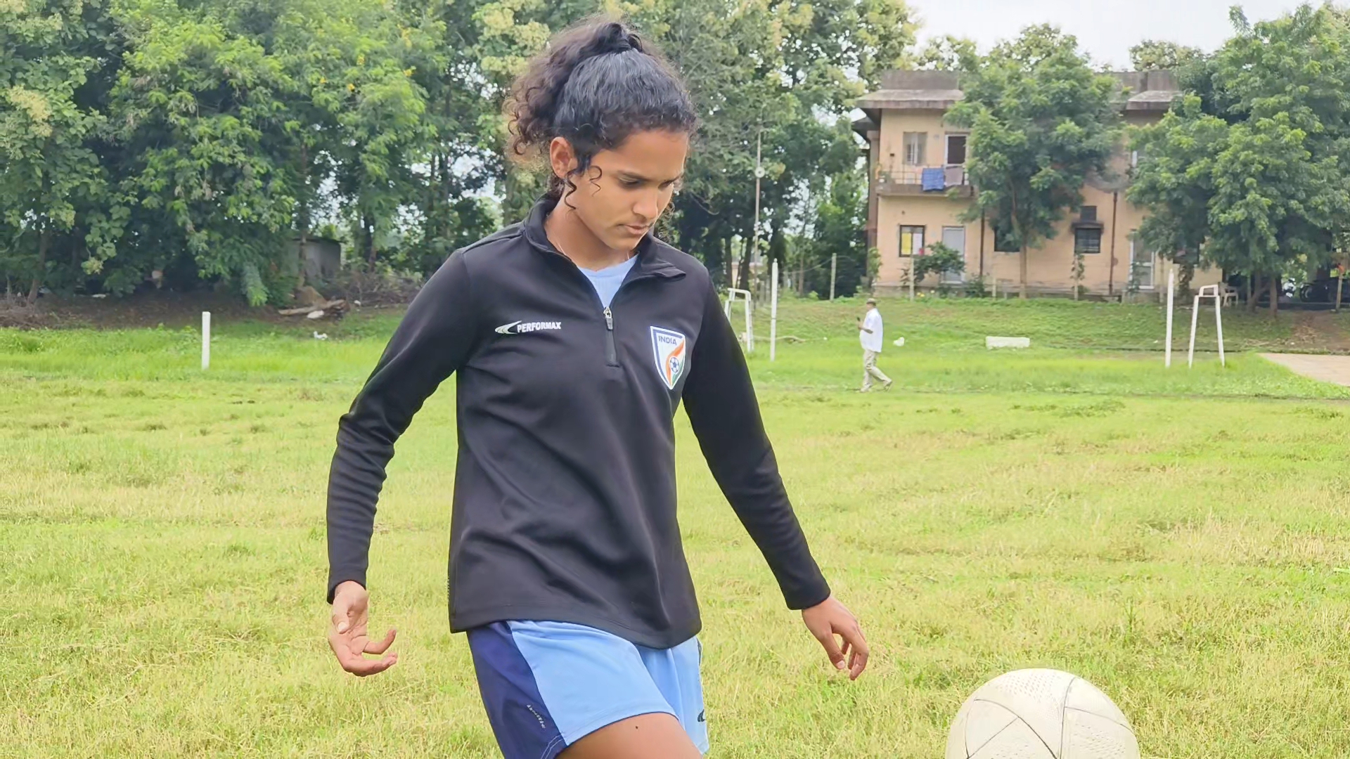 ફુટબોલ સાથે પ્રક્ટિસ કરતી શુભાંગીની સિંહ