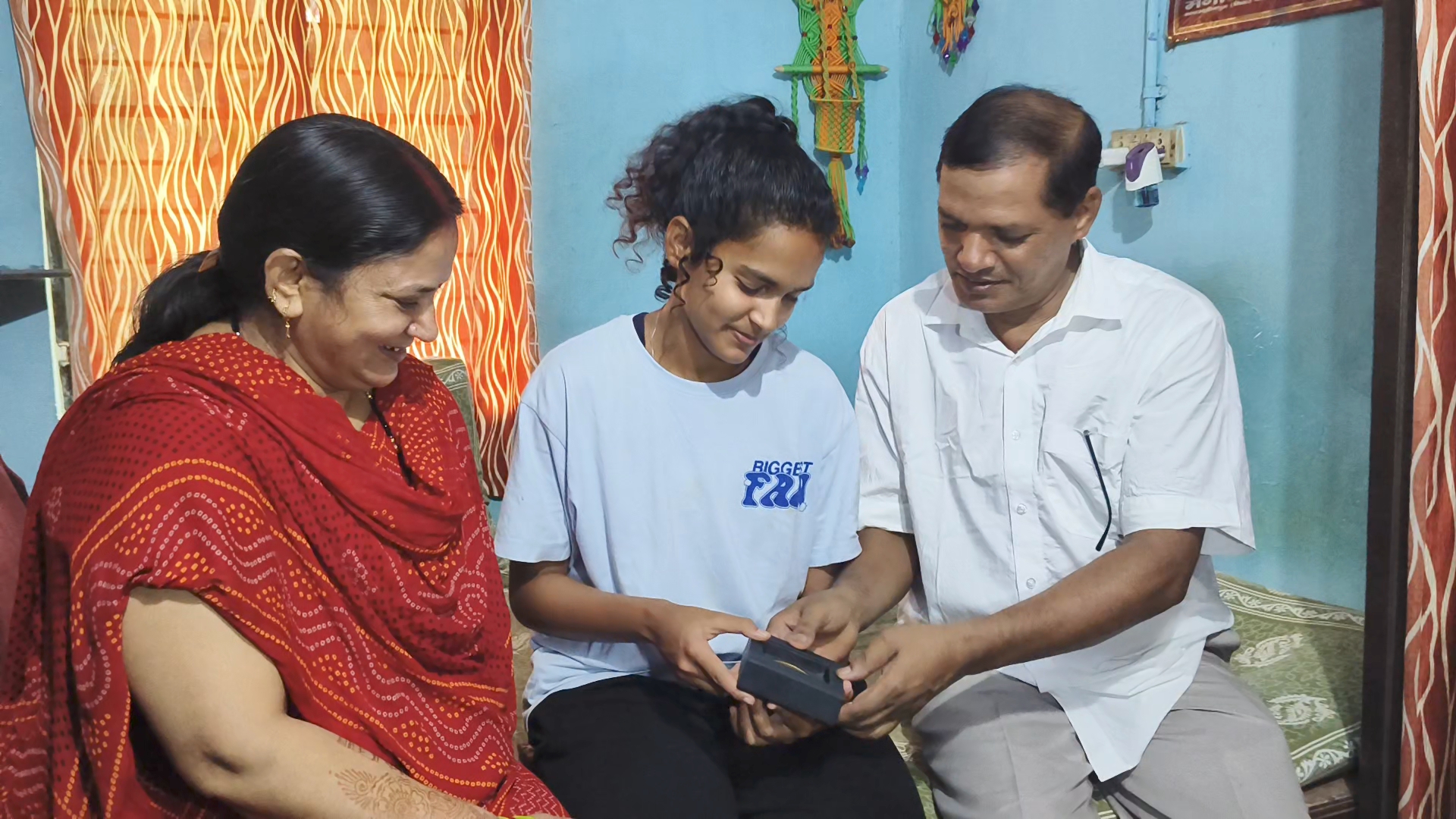 માતા પિતા સાથે શુભાંગીની સિંહ