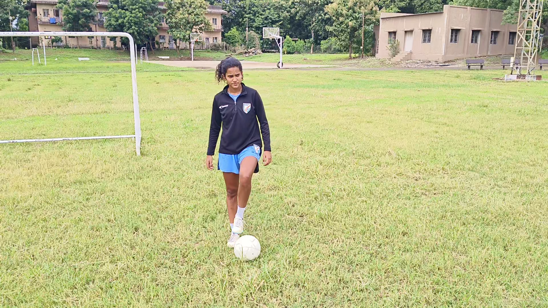 ફુટબોલ સાથે પ્રક્ટિસ કરતી શુભાંગીની સિંહ