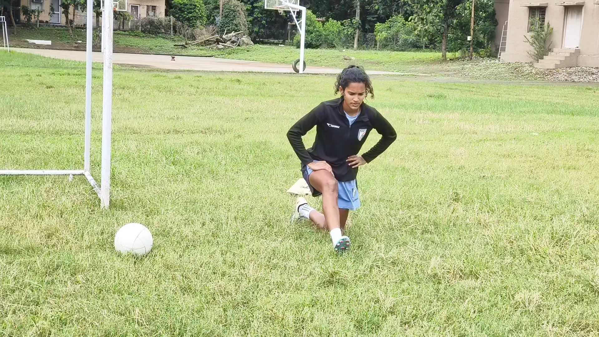 શુભાંગીની સિંહ ફુટબોલની પ્રેક્ટિસ કરતી જોવા મળે છે