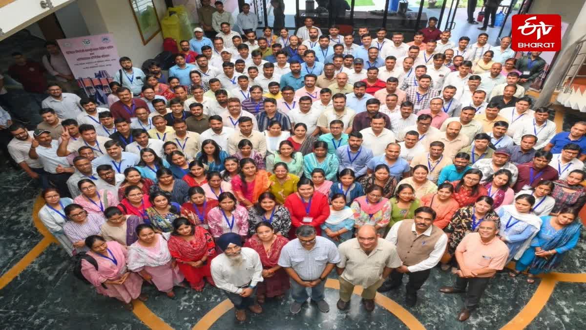 आईआईटी कानपुर में मौजूद सूबे के माध्यमिक विद्यालयों के शिक्षक.