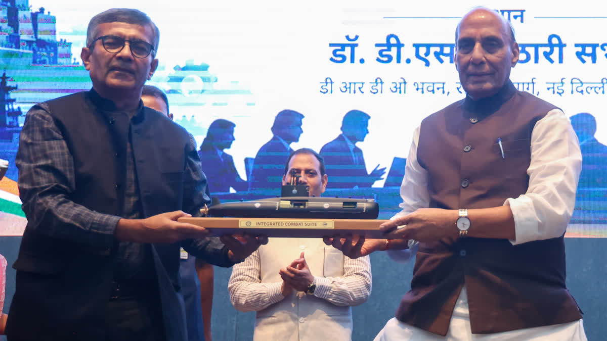 મંગળવાર, 15 સપ્ટેમ્બર 2026ના રોજ નવી દિલ્હીમાં DRDO ભવનમાં 'વિમર્શ 2026' દરમિયાન સુરક્ષા મંત્રી રાજનાથ સિંહ, સુરક્ષા સચિવ કુમાર સિંહ સાથે.