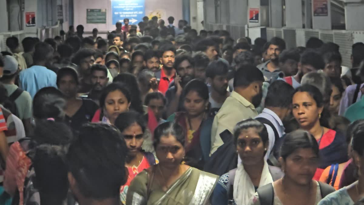தீபாவளிக்கு சொந்த ஊருக்கு படையெடுக்கும் மக்கள்! திணறும் தாம்பரம் ரயில் நிலையம்!