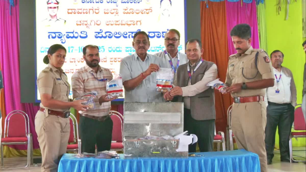 Handover of gold jewellery to the bank in the presence of the customer