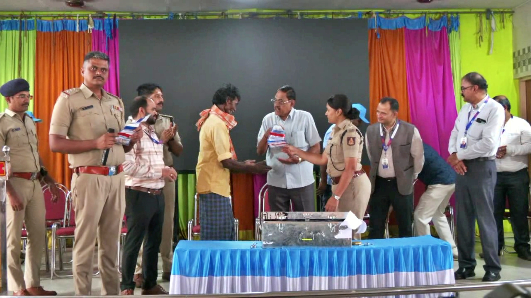 Handing over gold jewellery to customers
