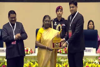 राष्ट्रपती द्रौपदी मुर्मू यांच्या हस्ते जिल्हाधिकारी अविश्यांत पंडा यांचा सन्मान