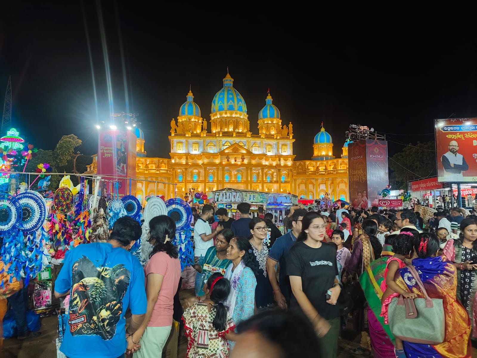 Crowd outside the Rasulgarh Durga Puja pandal