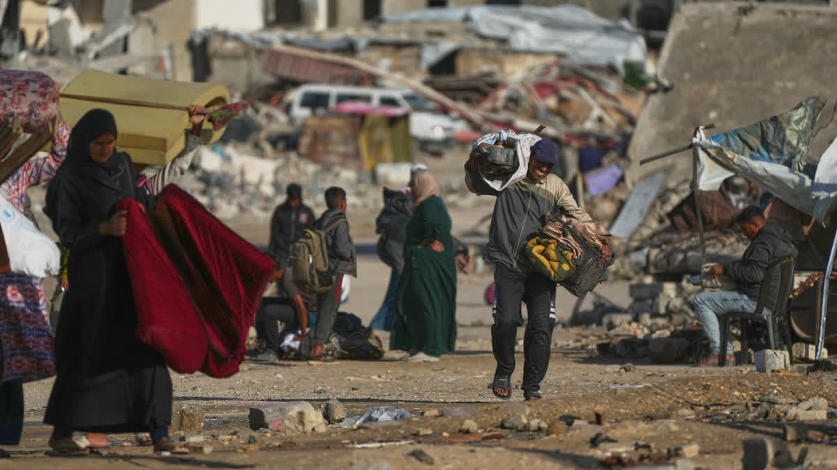 غزہ کے جنوبی علاقے خان یونس میں ایک فلسطینی شخص کوڑے سے کچھ چیزیں اٹھاتے ہوئے