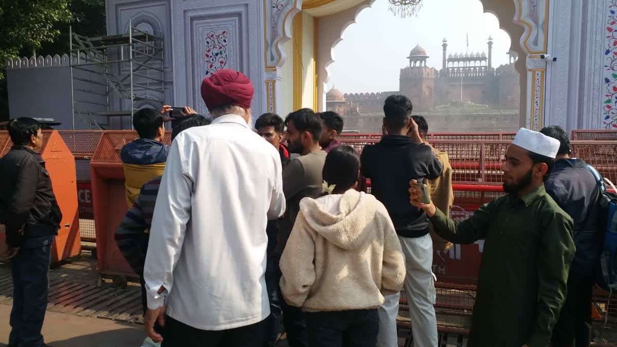 Tourists Flow To Red Fort
