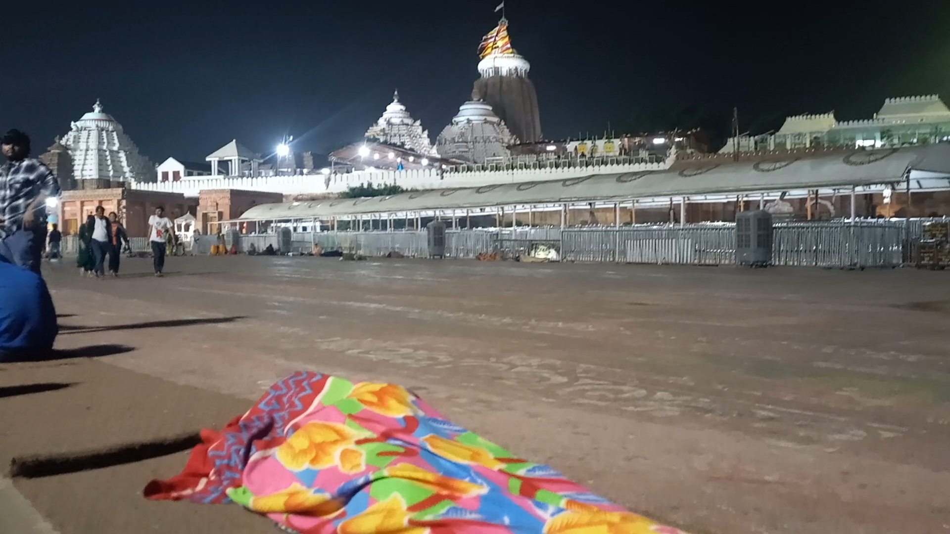 ମିଳୁନି ଧର୍ମଶାଳାରେ ସ୍ଥାନ, ବଡ଼ଦାଣ୍ଡରେ ଶୀତରାତି କାଟୁଛନ୍ତି ଶ୍ରଦ୍ଧାଳୁ