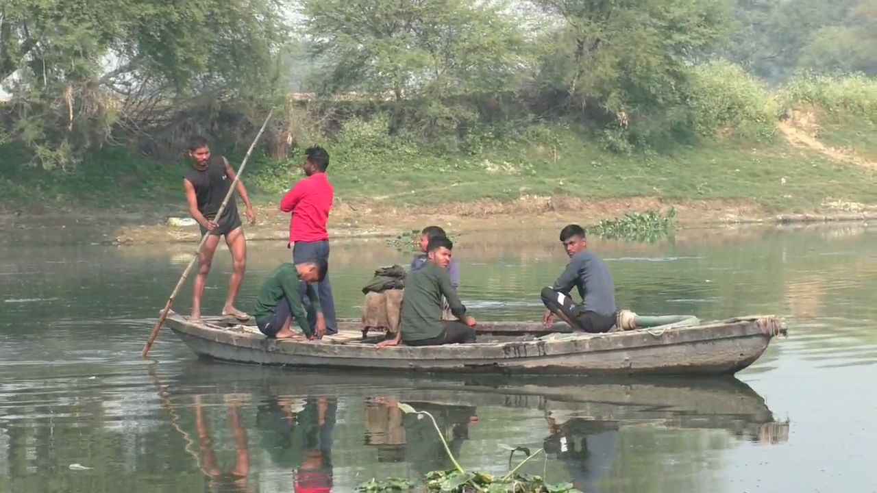 Banaras Daniyalpur Village People Building Bamboo Bridge