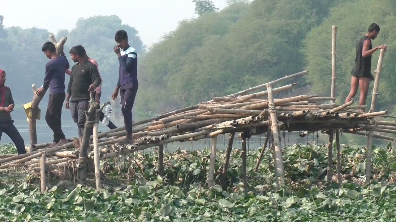 Banaras Daniyalpur Village People Building Bamboo Bridge