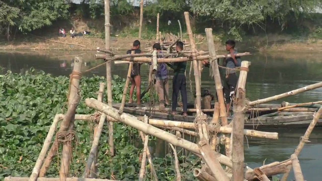 Daniyalpur Villagers Building Bamboo Bridge