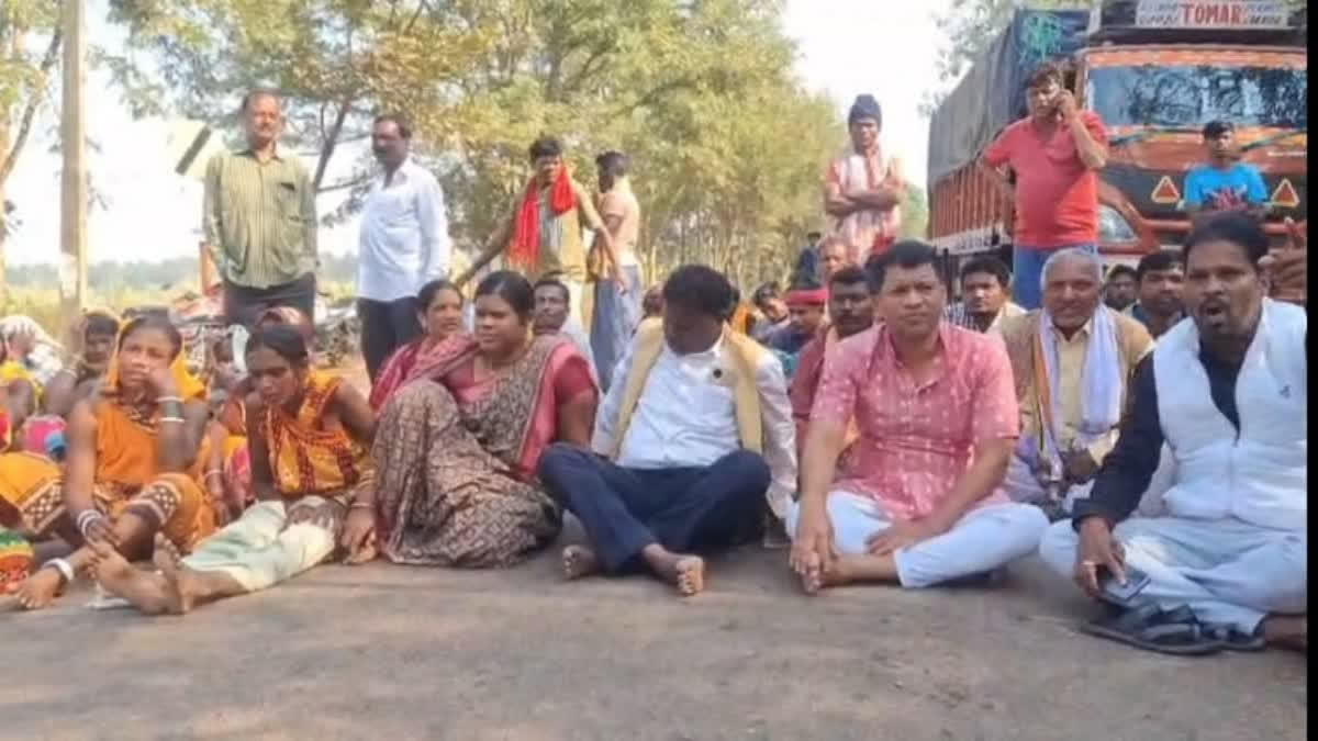 A day after a Class III student died and two others sustained injuries after an information board at their residential school in Dhamanahandi panchayat fell on them, the deceased's parents along with former MP from Nabarangpur Pradeep Majhi and former MLA from Kotpad Chandrasekhar Majhi, staged a road blockade alleging the mishap was caused due to negligence of authorities.