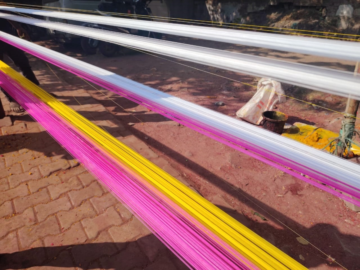 ઉત્તરાયણ માટે દોરી રંગવાનું કામ