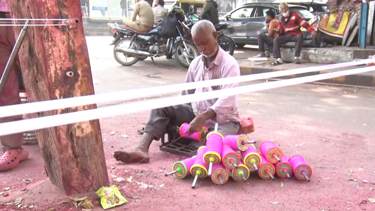 ઉત્તરાયણ માટે દોરી રંગવાનું કામ