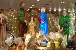 ବାନ୍ଦ୍ରାର ମେହେବୁବ ଷ୍ଟୁଡିଓ ନିକଟରେ ଖ୍ରୀଷ୍ଟମାସ ପାଇଁ ଆଲୋକମାଳାରେ ସଜ୍ଜିତ ହୋଇଛି ଏକ ଦୋକାନ ।