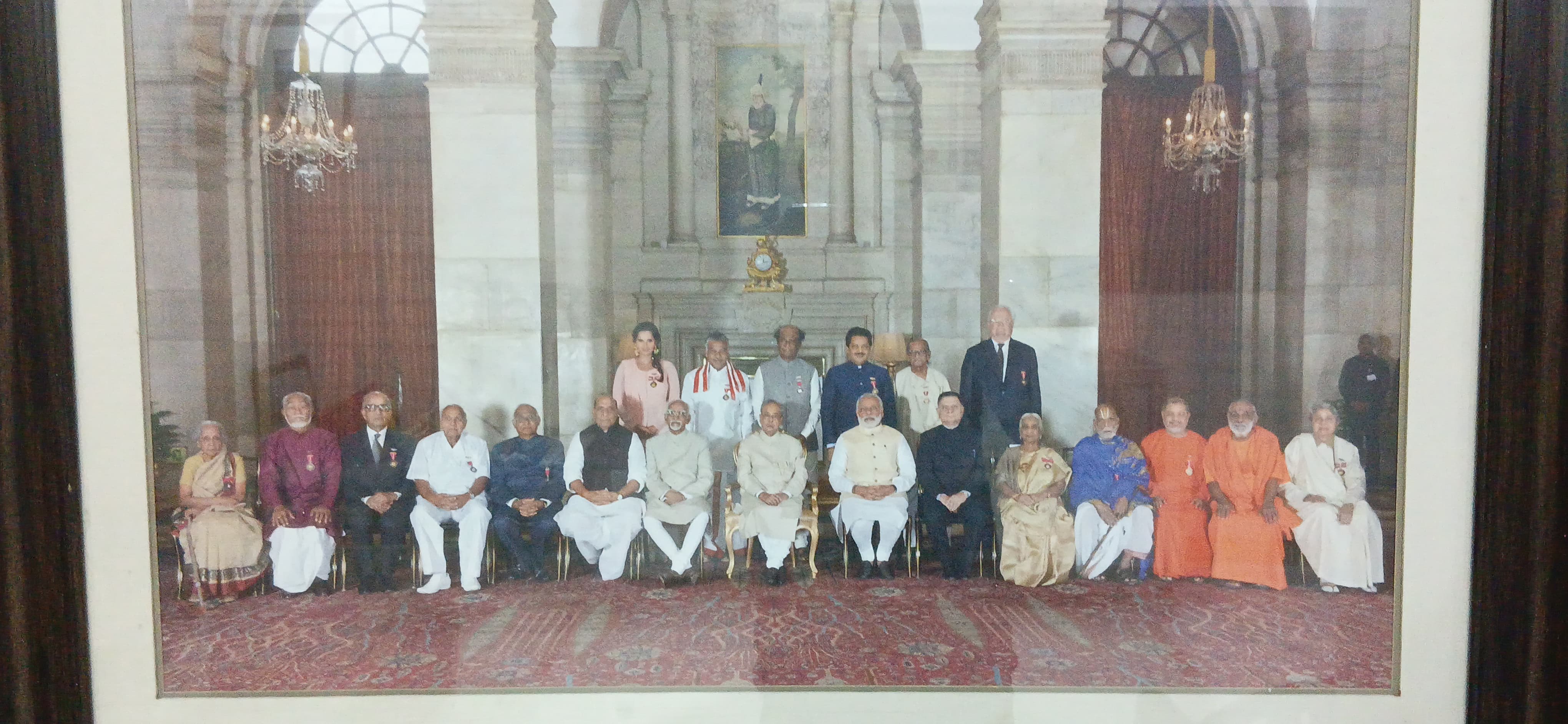 देश की नामचीन हस्तियों के साथ राम वनजी सुतार (पीछे की पंक्ति में)