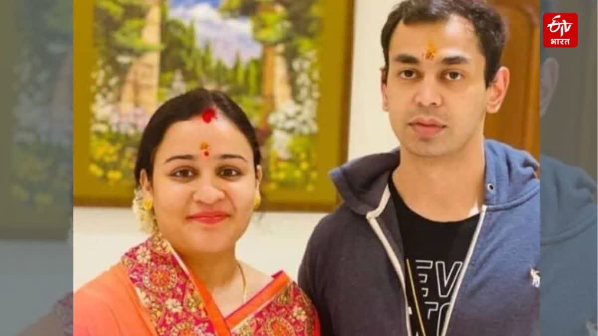 پرتیک یادو اپنی بیوی اپرنا یادو کے ساتھ