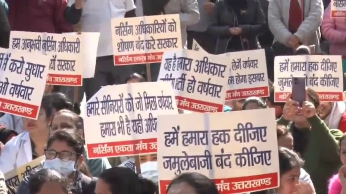 Dehradun Nursing Candidates Protest :- देहरादून में नर्सिंग बेरोजगारों का हल्लाबोल, बारिश के बीच पहुंचे स्वास्थ्य मंत्री के आवास !