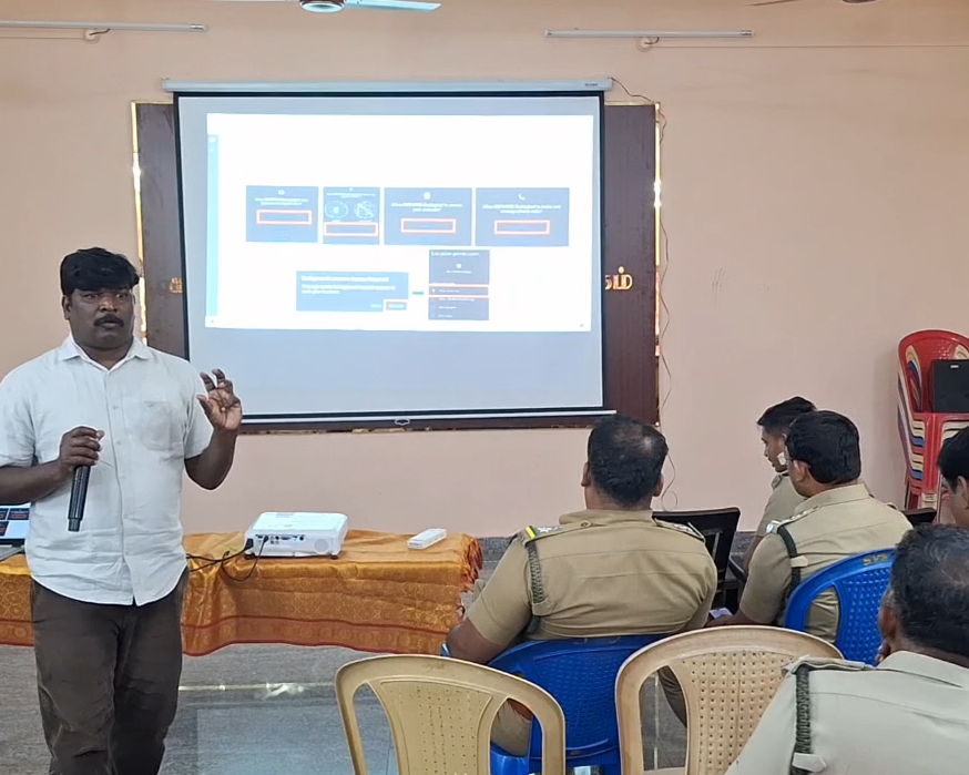 செயலி மூலம் எப்படி புலிகளை கணக்கெடுப்பது என்பது குறித்து வனத்துறையினருக்கு விளக்கம் அளிக்கப்பட்டது.