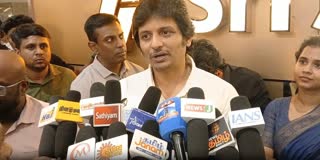 பொள்ளாச்சியில் ரசிகர்களுடன் படம் பார்த்த நடிகர் ஜீவா