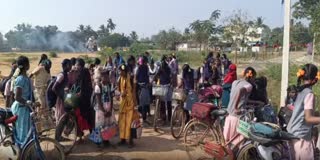 பள்ளிக்கு தாமதமாக வந்த ஆசிரியர்கள்