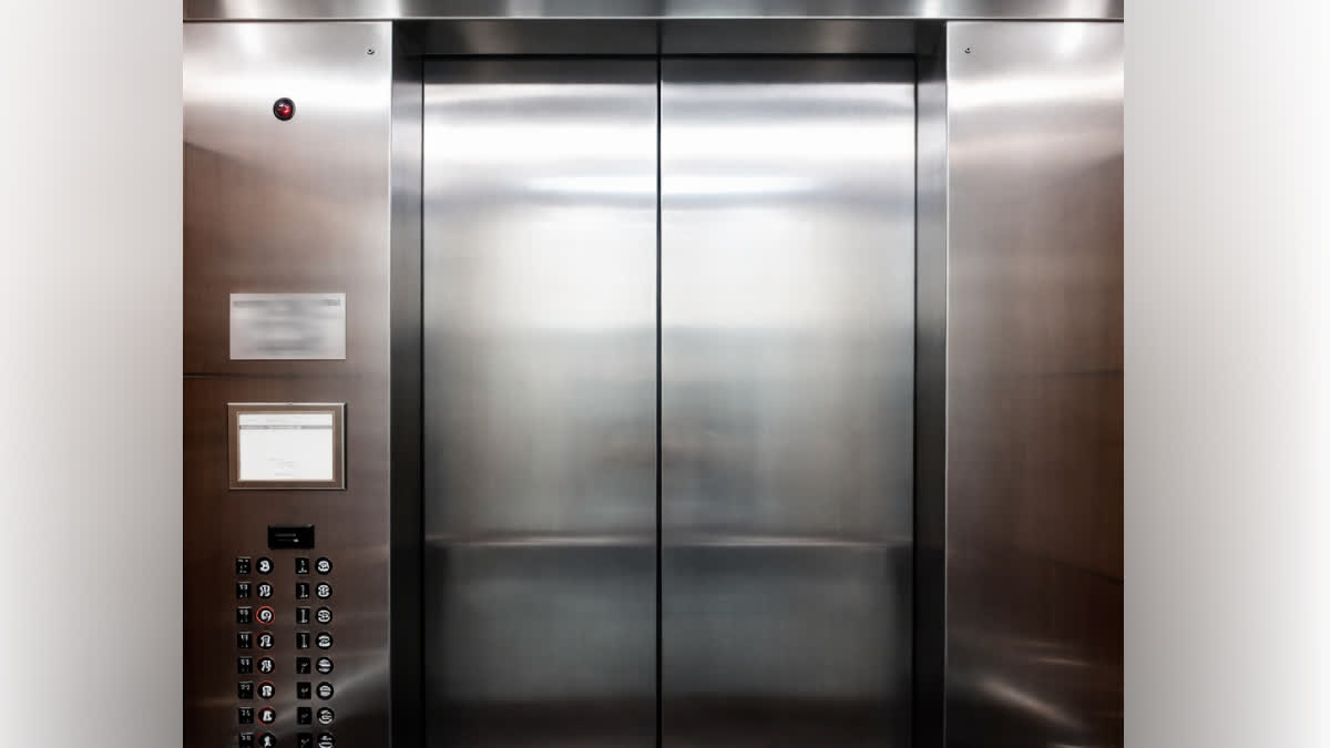 A woman sustained injuries when the hotel lift malfunctioned and fell from the upper floor.