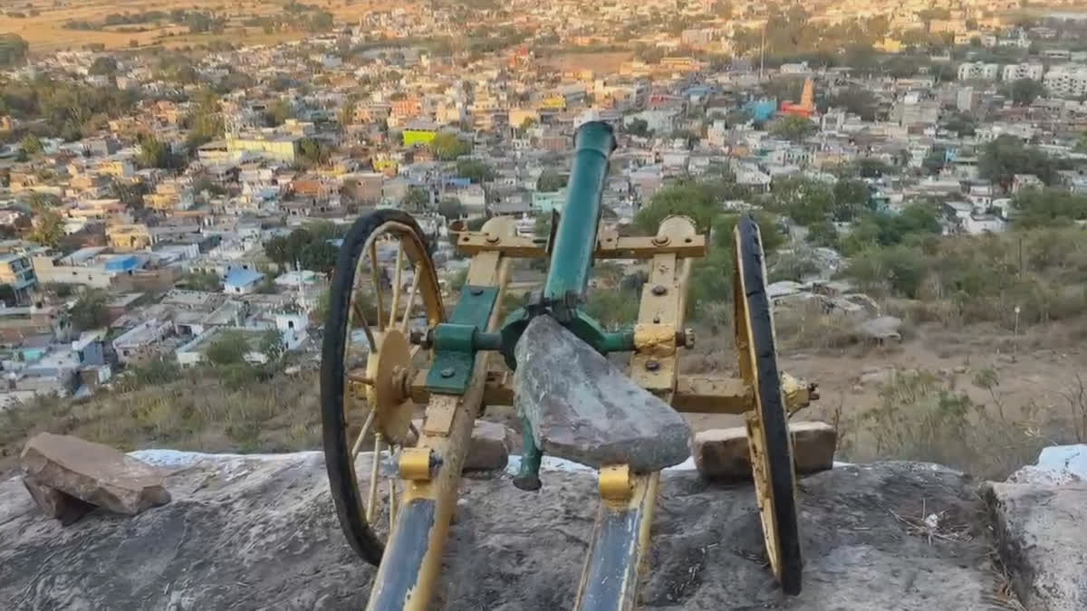CANNON FIRED FROM RAISANE FORT