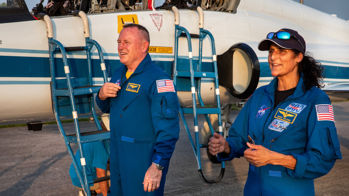 9 महीने बाद अपने साथी एस्ट्रोनॉट्स के साथ अंतरिक्ष से पृथ्वी पर वापस लौटीं सुनीता विलियम्स, यहां देखें वीडियो NASA astronauts Butch Wilmore and Sunita Williams