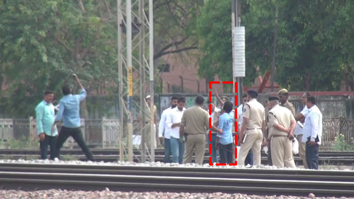 Accused Praveen, accompanied by Ghaziabad Police, at Sonipat Railway Station