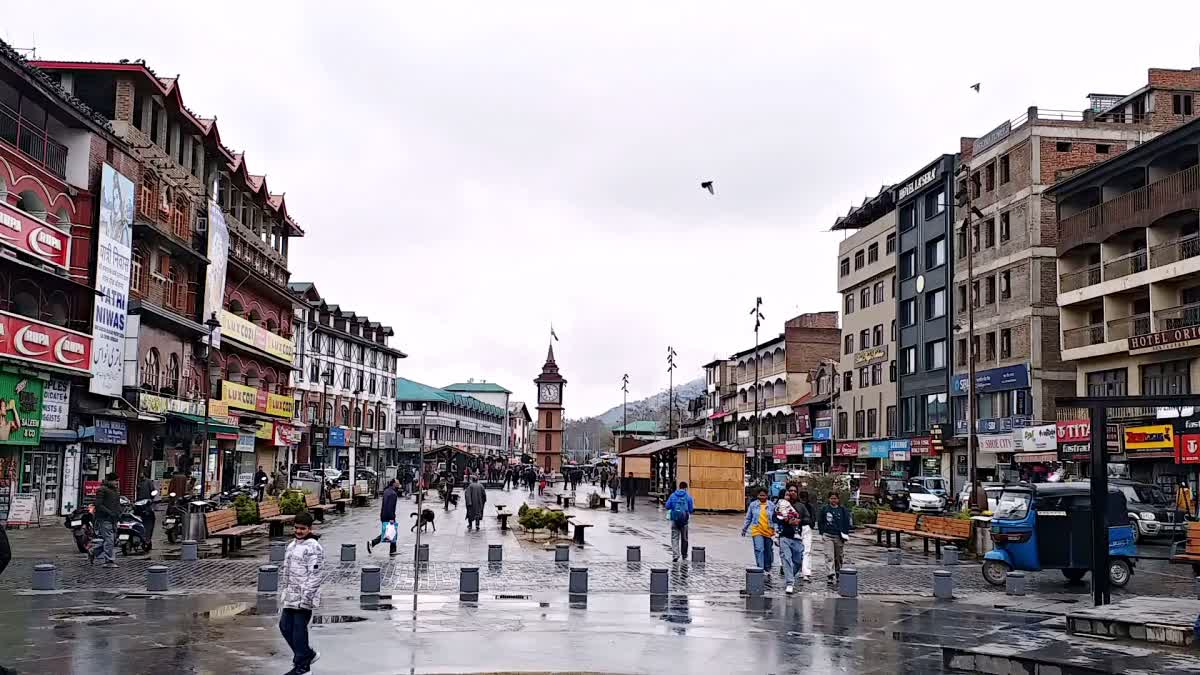 Kashmir Markets See Slow Eid Rush Due To Rain And West Asia Tensions