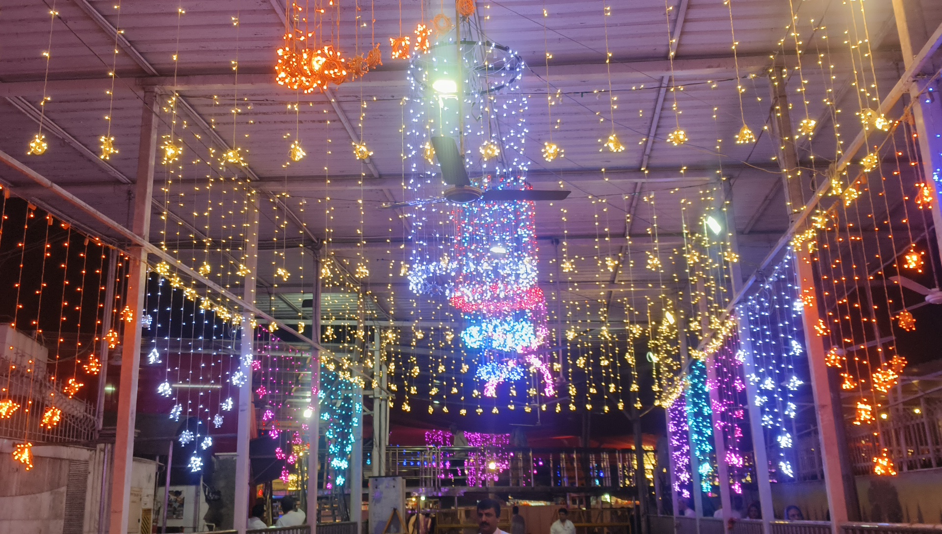 मंदिर के भीतर सुंदर साज सज्जा