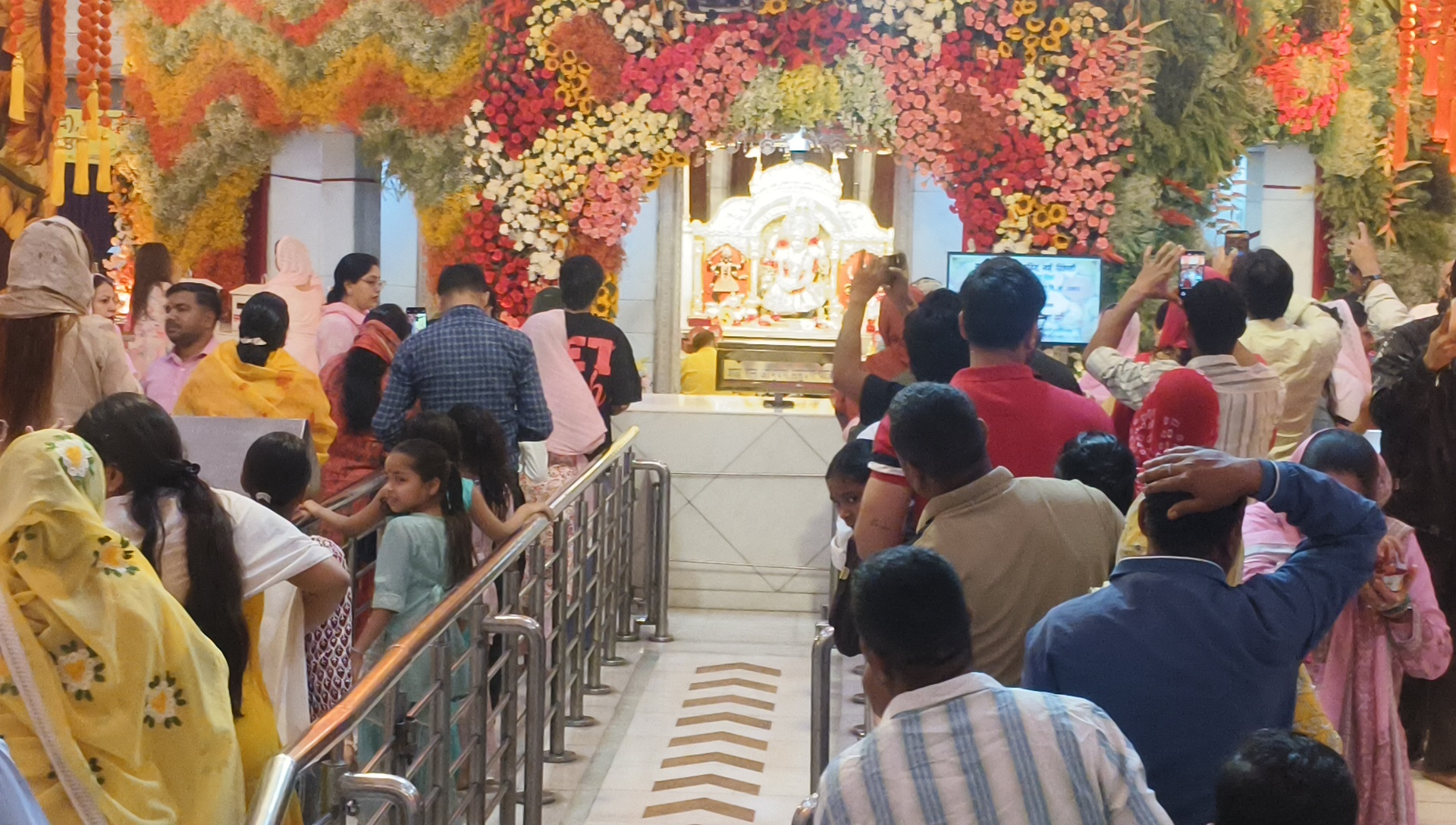 झंडेवालान मंदिर में भक्तों की भारी भीड़