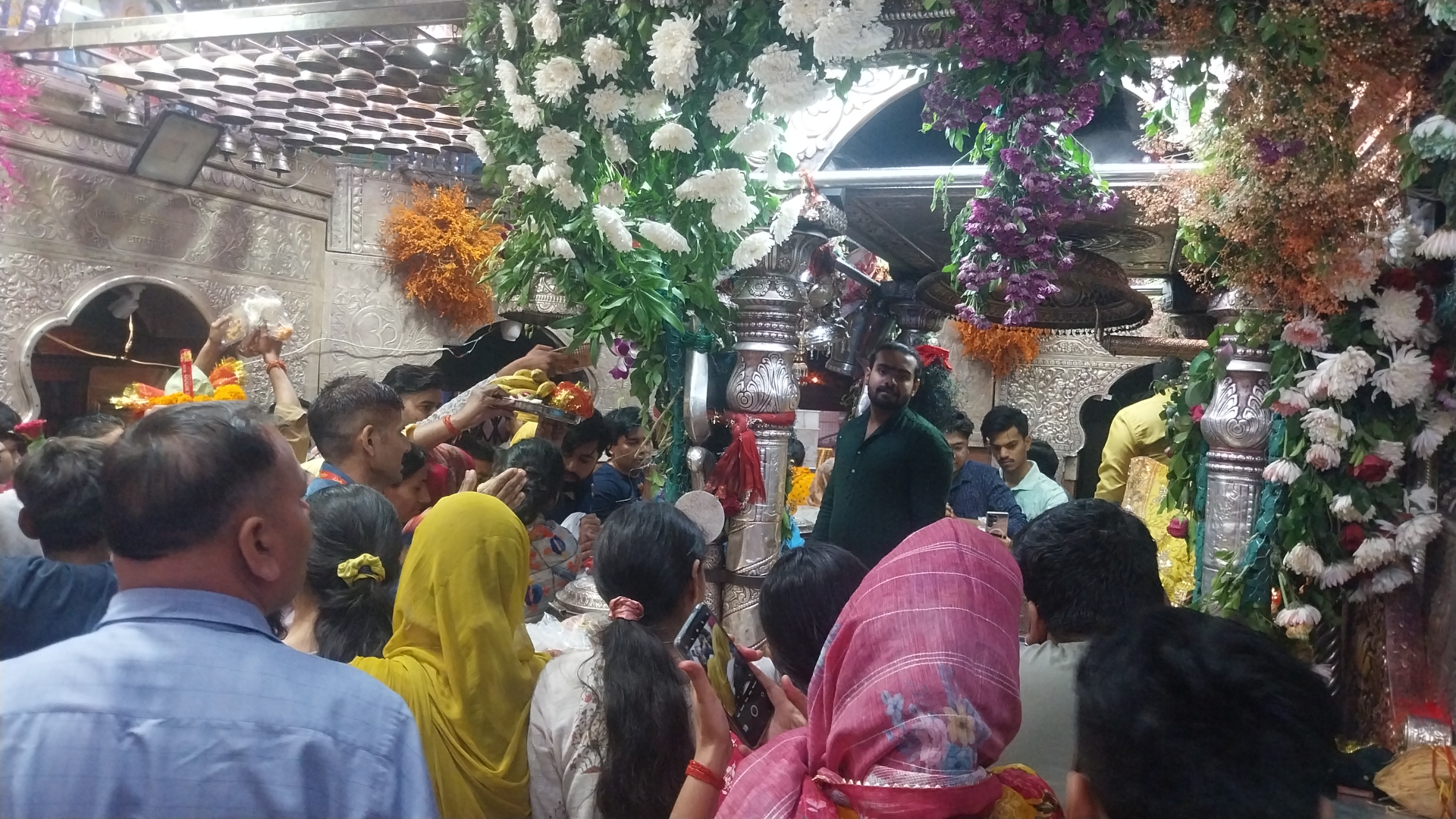 सुबह 5 बजे मंदिर में हुई मां की आरती