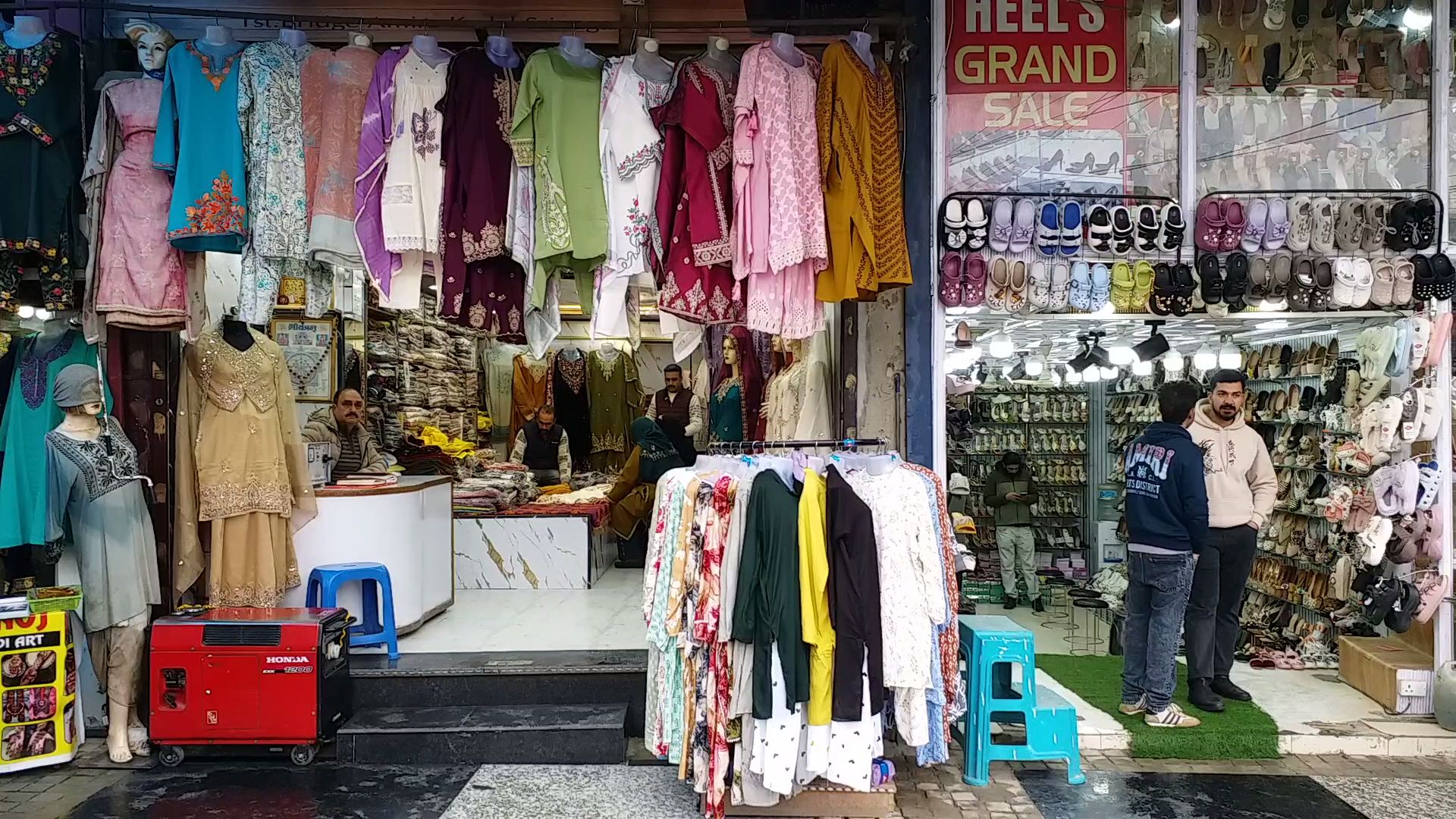 Kashmir Markets See Slow Eid Rush Due To Rain And West Asia Tensions