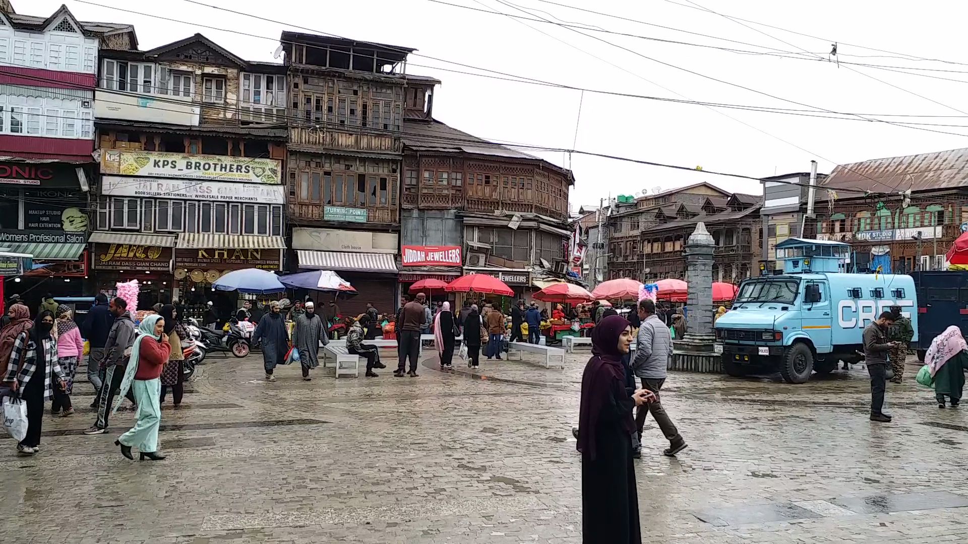 Kashmir Markets See Slow Eid Rush Due To Rain And West Asia Tensions