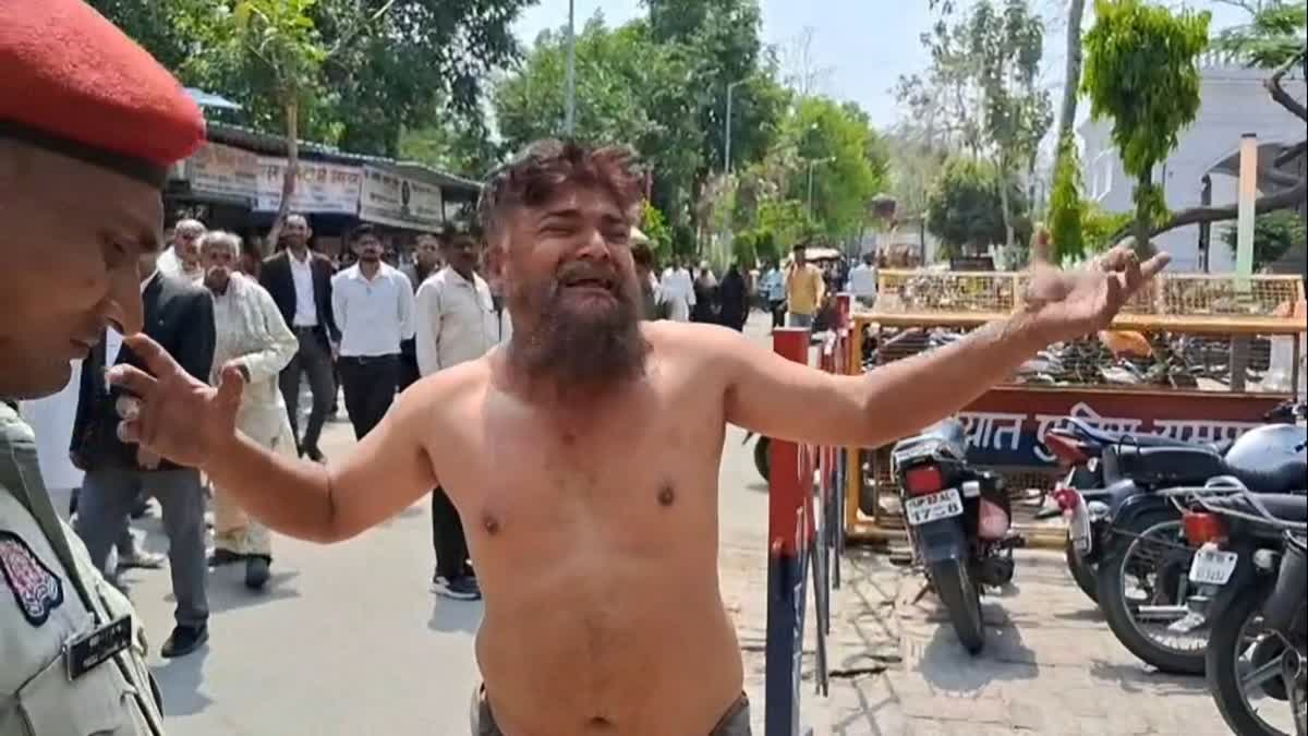 Plaintiff In Case Against SP Leader Azam Khan Stages Protest Outside SP Rampur's Office