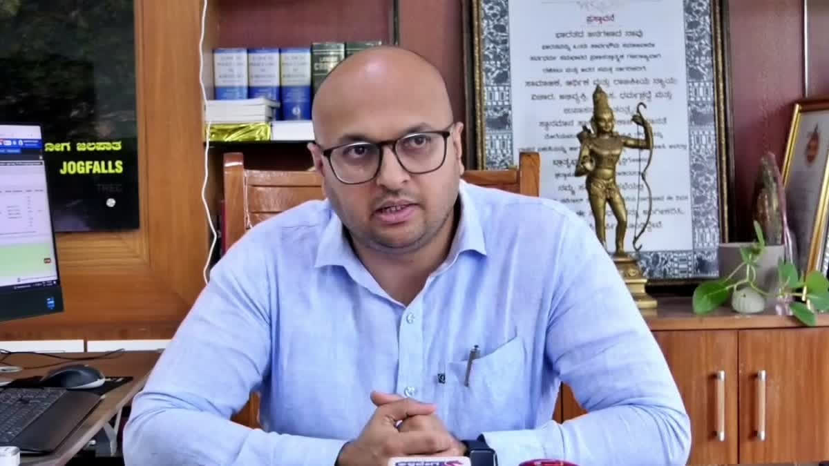 Shivamogga DC Suspends Two Home Guards For Forcing Students To Remove Janivars