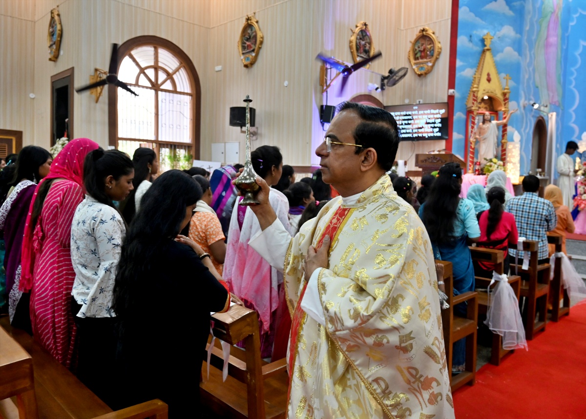 Devotees offer prayers on the occasion of Easter day