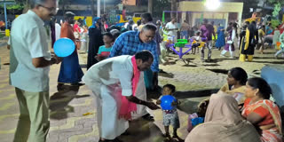 குழந்தைகளுக்கு பலூன் வழங்கி வாக்கு சேகரித்த சுயேட்சை வேட்பாளர் அறிவழகன்