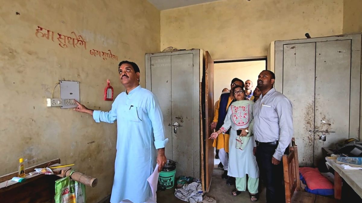 मंत्री ने छात्रावास का किया निरीक्षण.