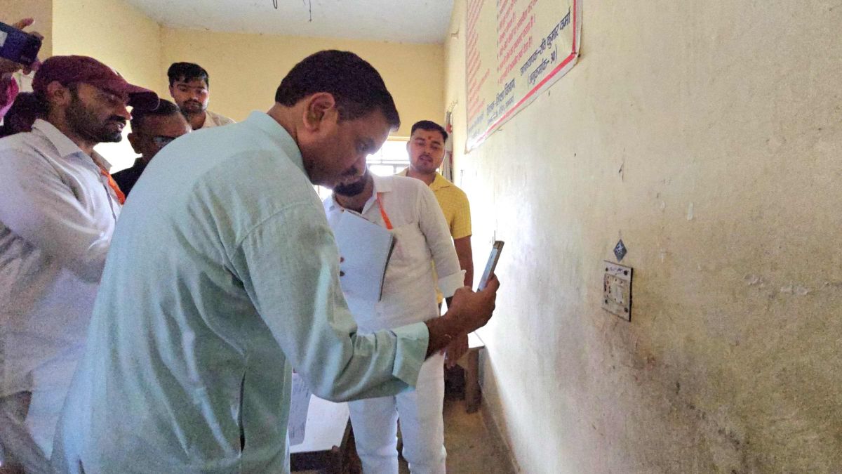 मौके पर नहीं लगे मिले इलेक्ट्रिक बोर्ड.