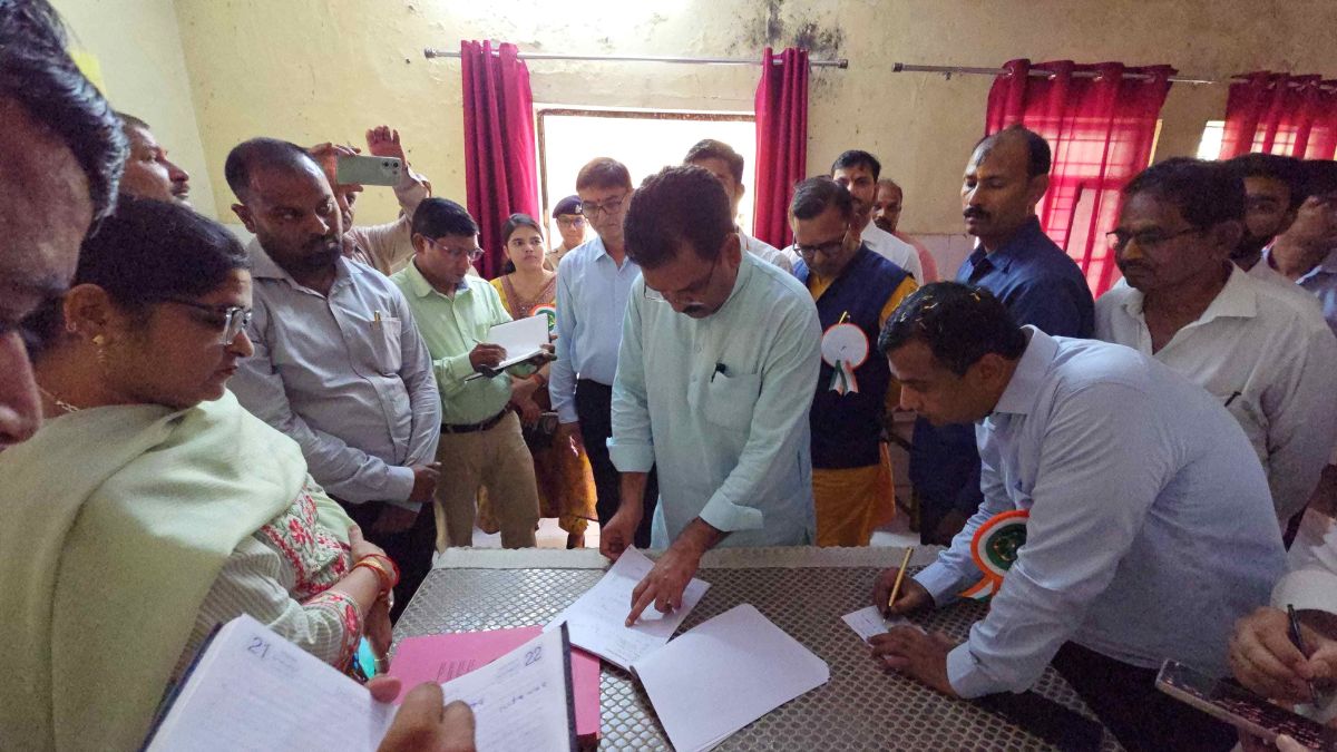 मंत्री ने कागजातों से मौके पर मिली चीजों का किया मिलान.