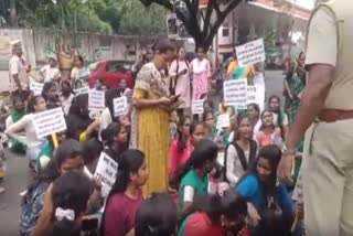 சாலை மறியலில் ஈடுபட்ட பெற்றோர் மற்றும் மாணவிகள்