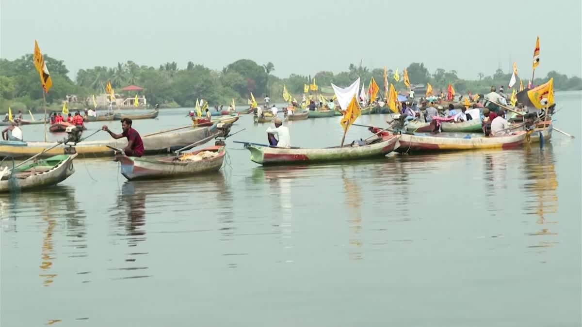 Fishermen Rally in 100 Boats to Express Gratitude to Government