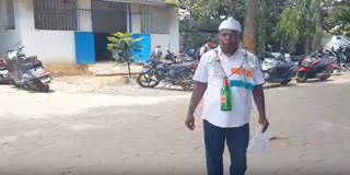 மது பாட்டிலுடன் மனு அளிக்க வந்த இளைஞரால் பரபரப்பு