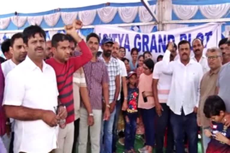 ಬಡಾವಣೆ ಸಂಪರ್ಕಿಸುವ ರಸ್ತೆಗಳು ಬಂದ್​: ರಸ್ತೆ ಸಂಚಾರಕ್ಕೆ ಅನುಕೂಲ ಕಲ್ಪಿಸಲು ಧರಣಿ