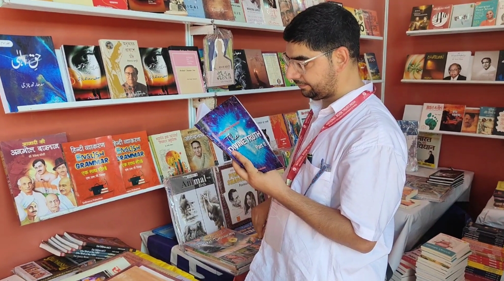 ایس کے آئی سی سی سرینگر  میں جاری چنار بُک فیسٹیول میں ایک اسٹال