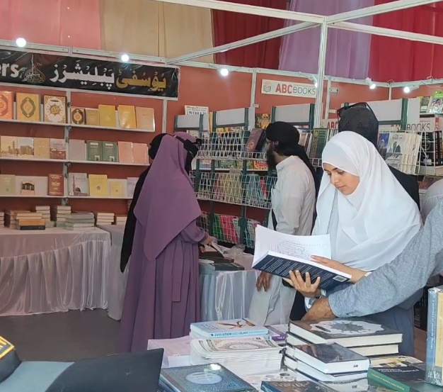 ایس کے آئی سی سی سرینگر  میں جاری چنار بُک فیسٹیول کا ایک منظر
